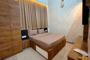 Deluxe Room | Desk, free WiFi, bed sheets - The Sky Imperial Sethji Ni Wadi (Dr. Ambedkar Nagar)