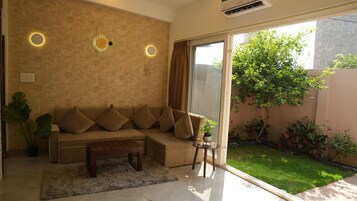 Escritorio, wifi gratis y ropa de cama 