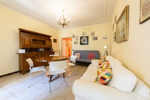 Apartamento clássico | Área de estar | TV de tela plana 32 polegadas com canais digitais, TV