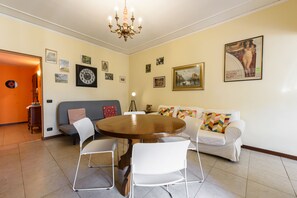 Apartamento clássico | Área de estar | TV de tela plana 32 polegadas com canais digitais, TV