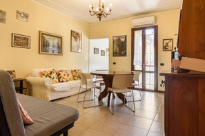 Classic-Apartment | Wohnbereich | 32-Zoll-Flachbildfernseher mit Digitalempfang, Fernseher