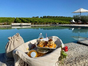 Se ofrece un desayuno continental (10 EUR por persona)