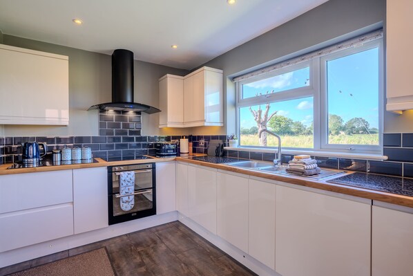 Kühlschrank, Mikrowelle, Ofen, Geschirrspüler