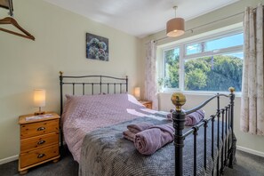 2 habitaciones, tabla de planchar con plancha, wifi y ropa de cama