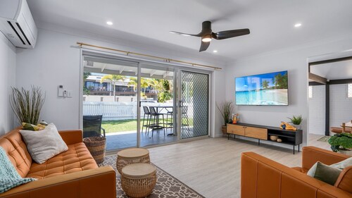 Spindrift - 1/10 Spectrum Street - Rainbow Beach. All beds made. Wifi. Pets welcome.