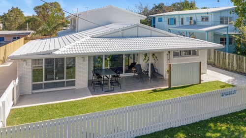 Spindrift - 1/10 Spectrum Street - Rainbow Beach. All beds made. Wifi. Pets welcome.
