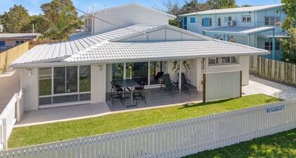 Spindrift - 1/10 Spectrum Street - Rainbow Beach. All beds made. Wifi. Pets welcome.