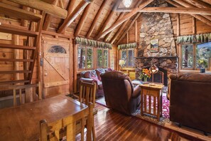 Televisión, chimenea y tenis de mesa