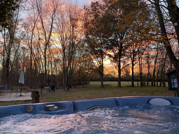 Outdoor spa tub - Country home 15 min to Bonnaroo farm & 10 min to the Caverns w Jacuzzi hot tub (Pelham)