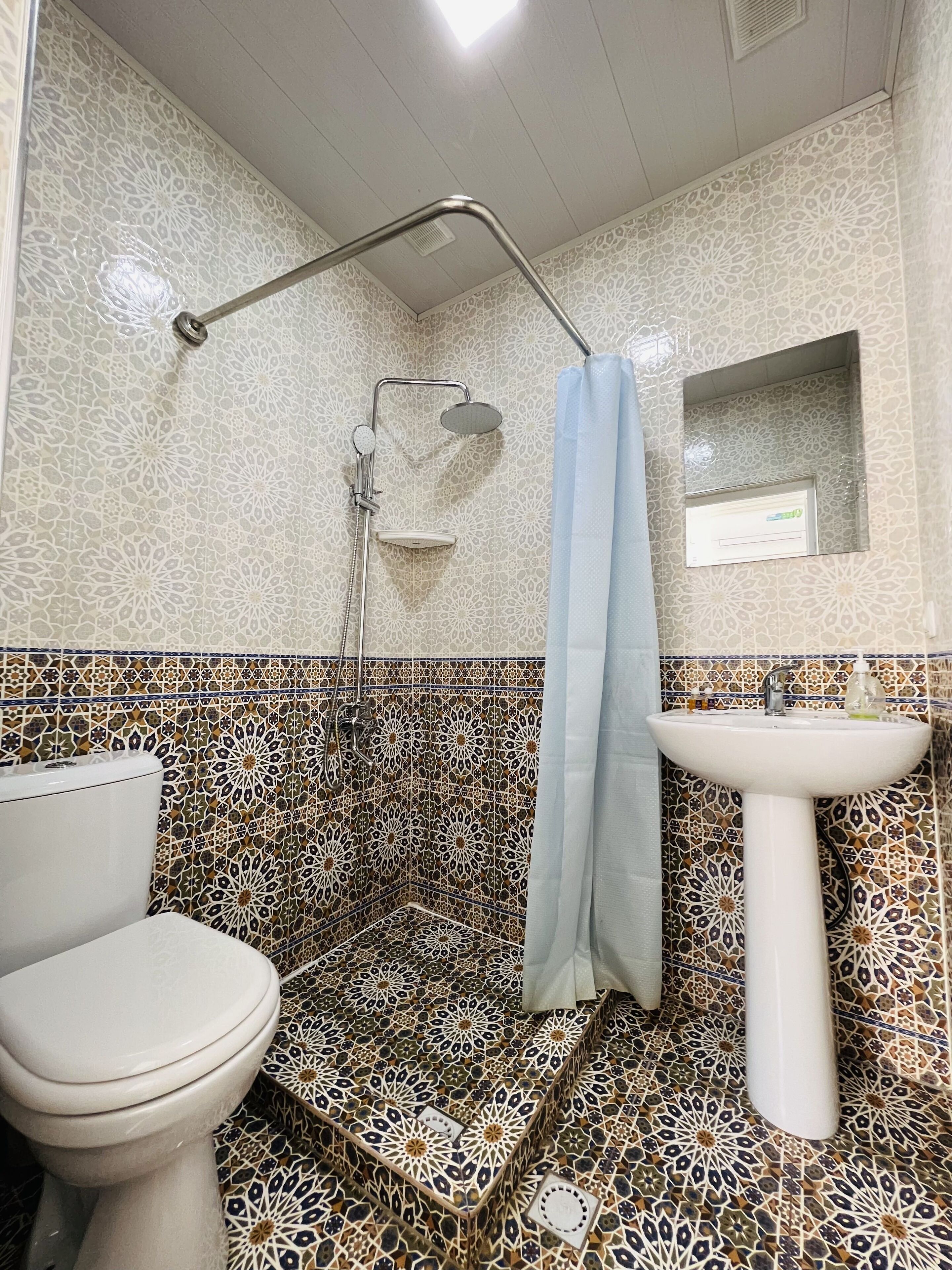 Standard Double Room | Bathroom | Hair dryer, slippers, towels