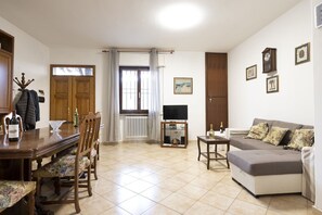 Una televisión, un reproductor estéreo