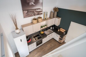 Kjøleskap, ovn, kokeplater og oppvaskmaskin