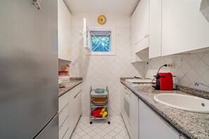 Réfrigérateur, four, batterie de cuisine, vaisselle et ustensiles