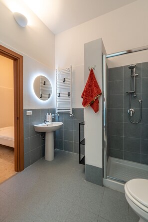 Dusche, Haartrockner, Handtücher