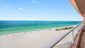 On the beach - 🩱CBC 1-15E – Private balcony, beachfront, pool, gym & pickleball! (Clearwater)