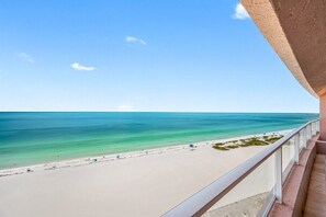 On the beach - 🩱CBC 1-15E – Private balcony, beachfront, pool, gym & pickleball! (Clearwater)