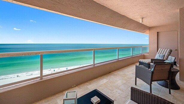 Property grounds - 🩱CBC 1-15E – Private balcony, beachfront, pool, gym & pickleball! (Clearwater)