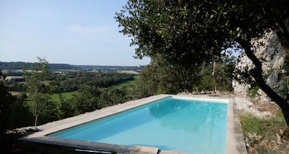 TrĂšs beau mas en pierre avec piscine dans le pays d'UzĂšs