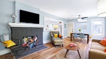 Télévision, livres, espaces bureaux