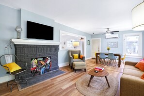 Televisión, libros y oficina 