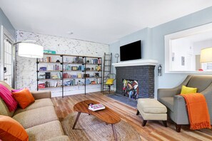 Televisión, libros y oficina 