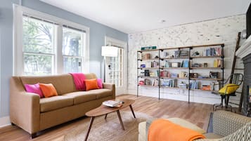 Télévision, livres, espaces bureaux