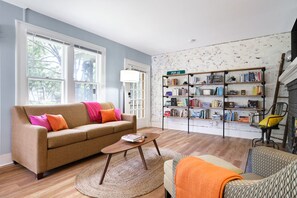 Televisión, libros y oficina 