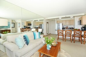 Smart TV - Gorgeous Waikiki Ocean View! Full Kitchen, Free Wi-Fi, Close to Beach! (Honolulu)