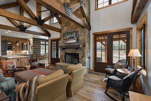 Smart TV, fireplace, table football - New Luxury home in Cascade Village - 2 miles to Purgatory - AC - Hot Tub/Pool (Durango)