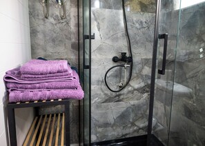 Haartrockner, Handtücher, Seife, Shampoo