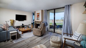 Smart TV, ping pong - Seaside Serenity: Enjoy Ocean Views from Your Patio! (Oceanside)