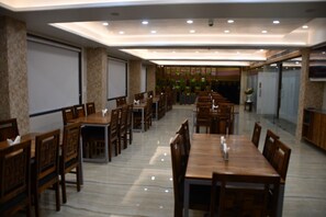 Restaurant - HOTEL OCEAN BREEZE (Bhopal)
