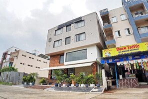 Front of property - HOTEL OCEAN BREEZE (Bhopal)