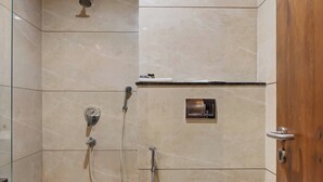 Phòng Superior | Phòng tắm | Buồng tắm vòi sen, vòi sen phun mưa, khăn tắm 