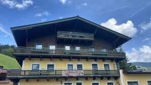 A multi-story building with balconies and a sign that reads "EIBINGHOF". - Eibinghof Bed & Breakfast (Saalbach-Hinterglemm)