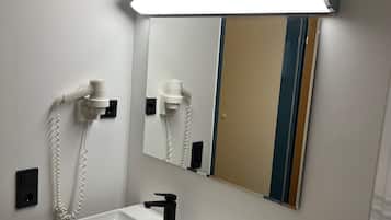 Standard-Doppelzimmer, 1 Queen-Bett | Badezimmer | Dusche, Handtücher, Toilettenpapier