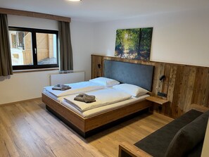 Escriptori, wifi gratuïta i roba de llit 