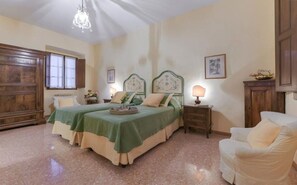 3 bedrooms, iron/ironing board, travel cot, free WiFi - Apartment in Florence with 3 bedrooms sleeps 7 (Florence)