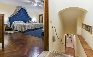 3 habitaciones, tabla de planchar con plancha y cuna de viaje 