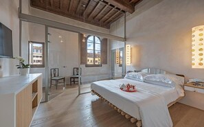 3 habitaciones, tabla de planchar con plancha y cuna de viaje