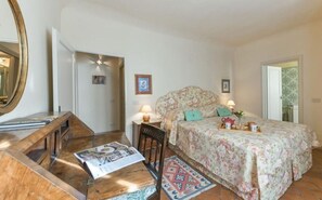 2 bedrooms, iron/ironing board, travel cot, free WiFi - Apartment in Florence with 2 bedrooms sleeps 4 (Florence)