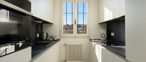 Fridge, microwave, oven, stovetop