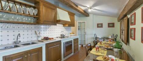 Een koelkast, een magnetron, een oven, een kookplaat