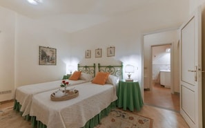 2 habitaciones, tabla de planchar con plancha y cuna de viaje 