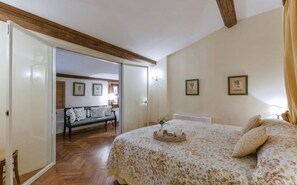 2 bedrooms, iron/ironing board, travel cot, free WiFi - Apartment in Florence with 2 bedrooms sleeps 5 (Florence)