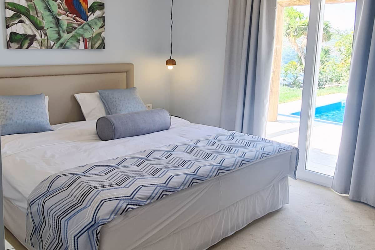 Deluxe Room | In-room safe, blackout drapes, soundproofing, rollaway beds