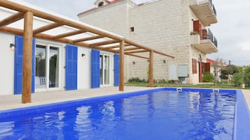 Alberca al aire libre por temporada y sombrillas en la alberca