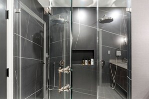 Badewanne, Haartrockner, Handtücher