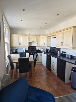 Private kitchen - Strawberry Fields Apartment (Strangford)