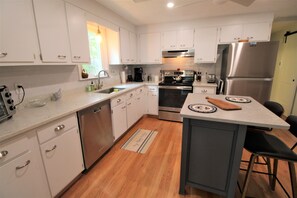 冰箱、微波炉、烤箱、炉灶